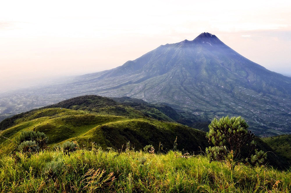 5 Gunung Di Indonesia Yang Menjadi Favorit Wisata Hiking